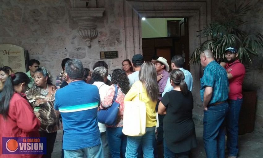 Salvador Arvizu, atiende a ciudadanos del Fraccionamiento Las Higueras