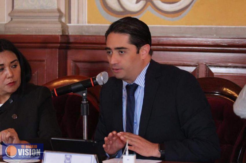 Benjamín Farfán se solidariza con vecinos para dar mantenimento a baches