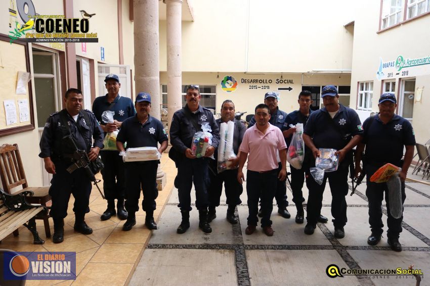 Edil de Coeneo entrega materiales a cuerpo policiaco 