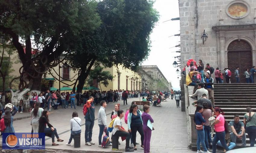 Largas filas en busca de condonar su ingreso a la Universidad Michoacana