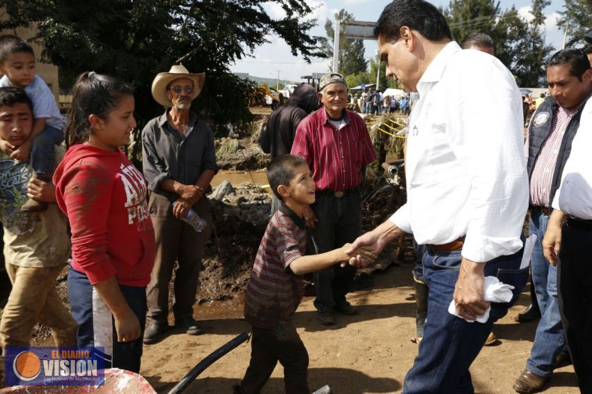 Apoya Gobernador a familias de Tlazazalca afectadas por tromba 
