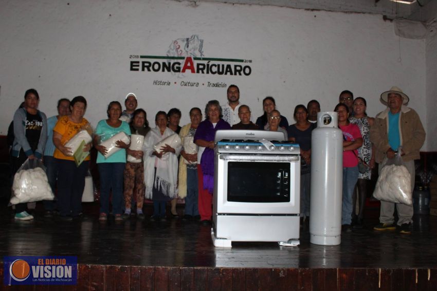 Edil de Erongarícuaro entregó material a grupo de artesanos y grupo productivo