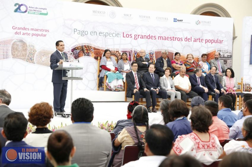  Creaciones de artesanos michoacanos, fuente de tradición y cultura en México: Silvano Aureoles