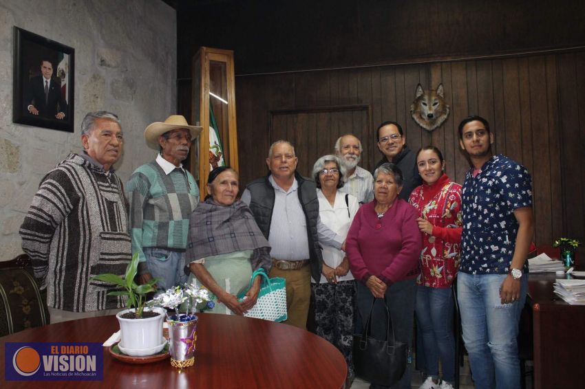 Entrega Baltazar Gaona placas dentales a personas de la tercera edad