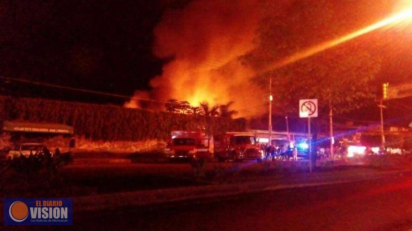 Cuantiosos daños materiales, ocasiona incendio en Mercado, La Charanda