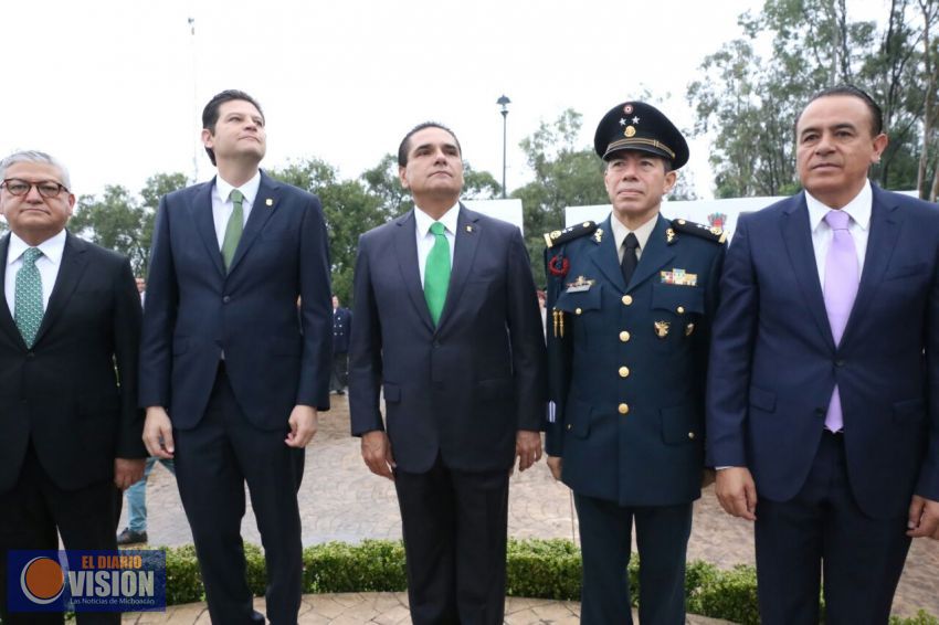 Encabeza Gobernador izamiento de la Bandera Nacional Monumental