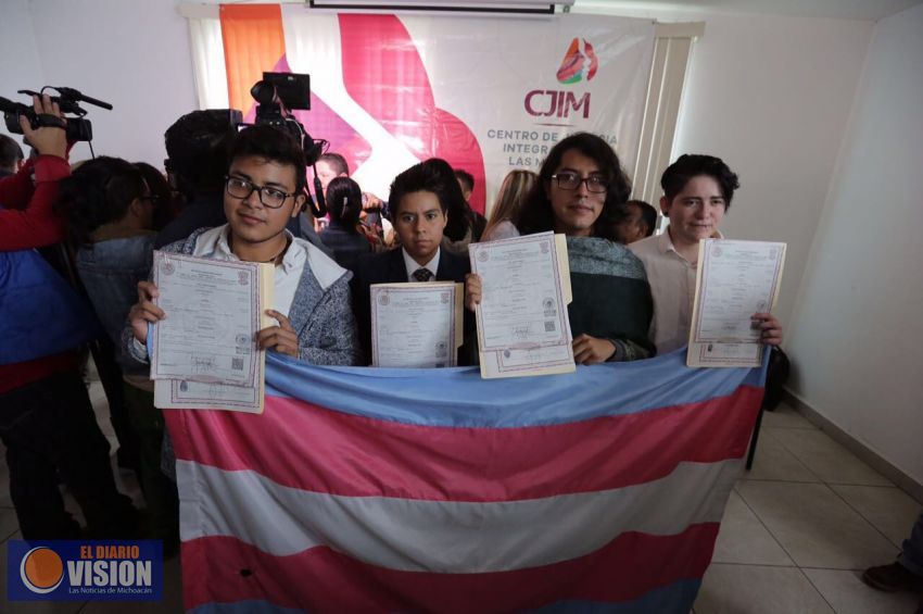 Realiza Segob primera entrega de actas de cambio de género 