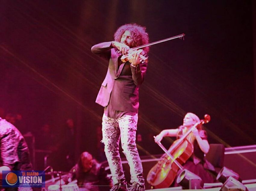 Ara Malakian, conquista al público jóven que asistió al  Foro México Siglo XXI 