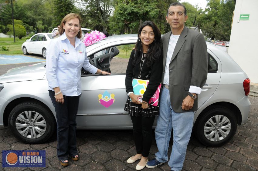 DIF Michoacán entrega auto de la rifa 