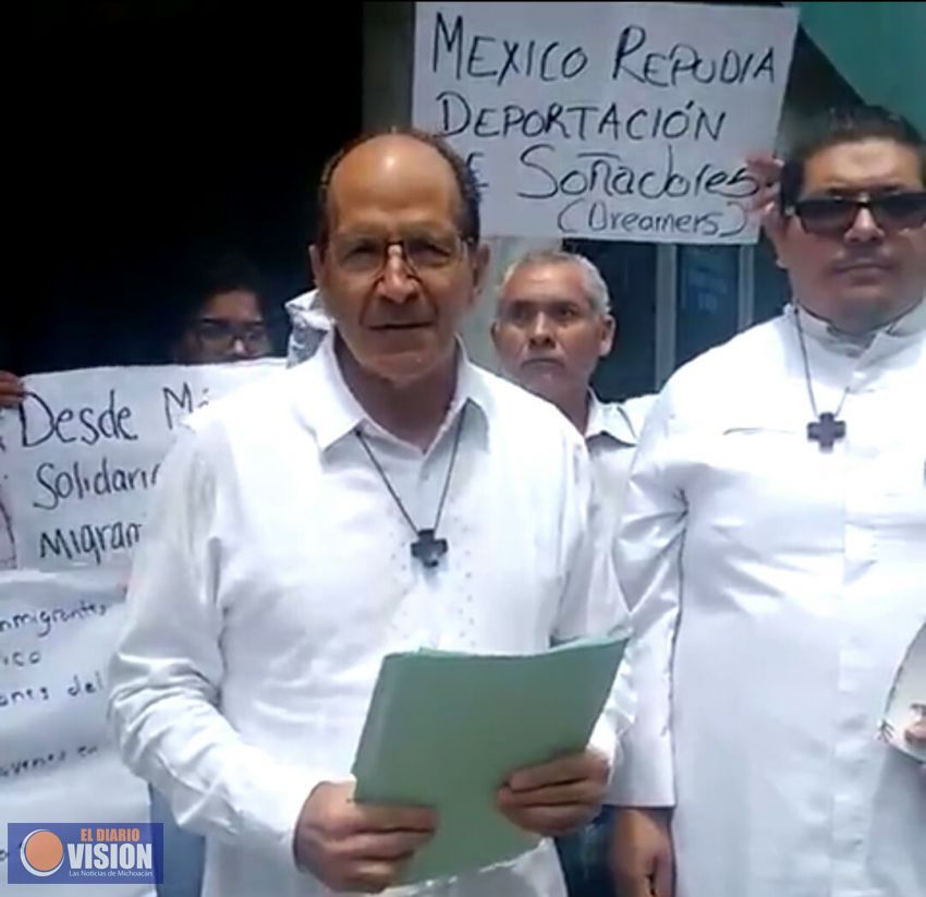 Realizan oración por “dreamers” frente a embajada de EU en México
