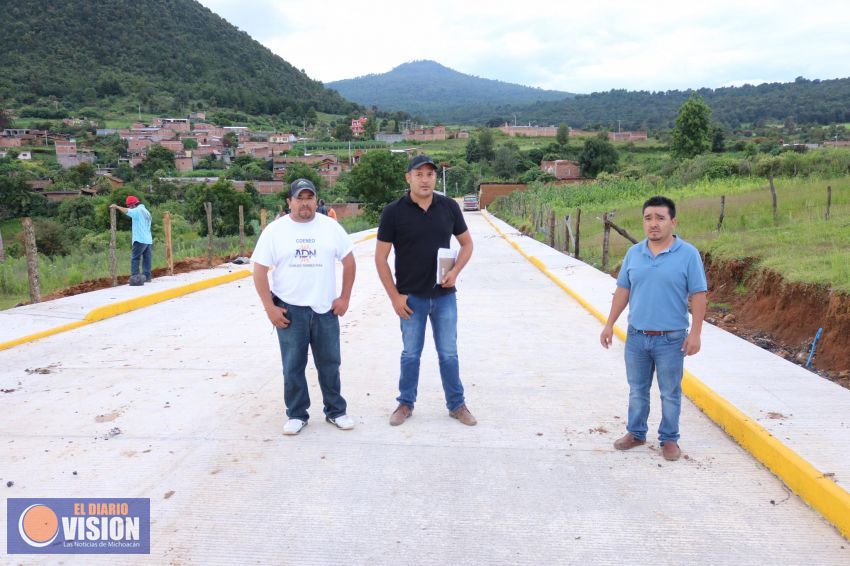 Por concluir obra de pavimentación con concreto hidráulico y aula en Coeneo
