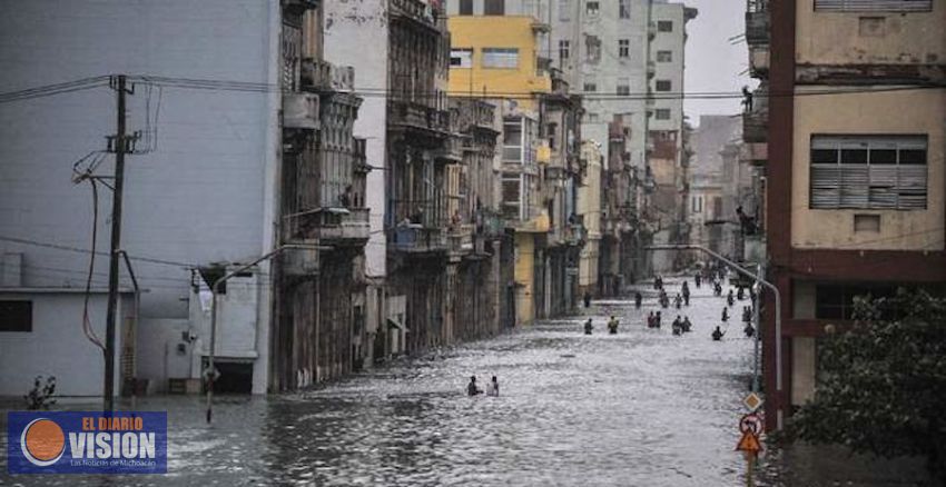 Olas de once metros inundan litoral de La Habana
