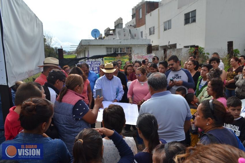 Regidor Arvizu supervisa avances de la pavimentación del acceso al Fracc Villas de Oriente