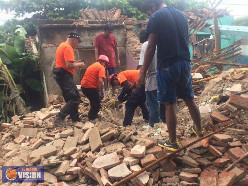 Migrantes ayudan en labores de rescate en Oaxaca.