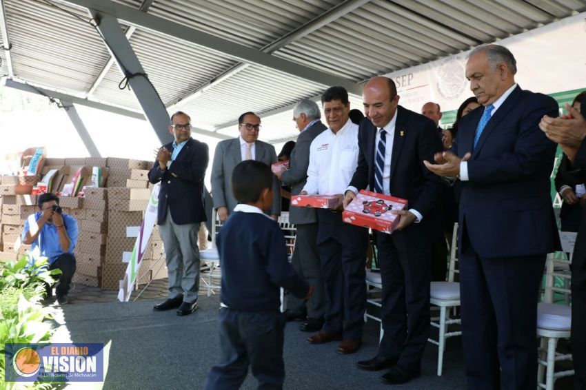 Entrega SEE materiales didácticos a estudiantes de Servicios Educativos Compensatorios