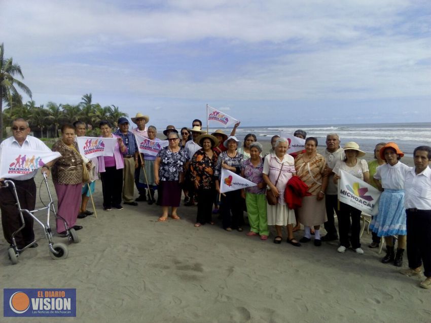 40 adultos mayores de Zitácuaro conocen el mar
