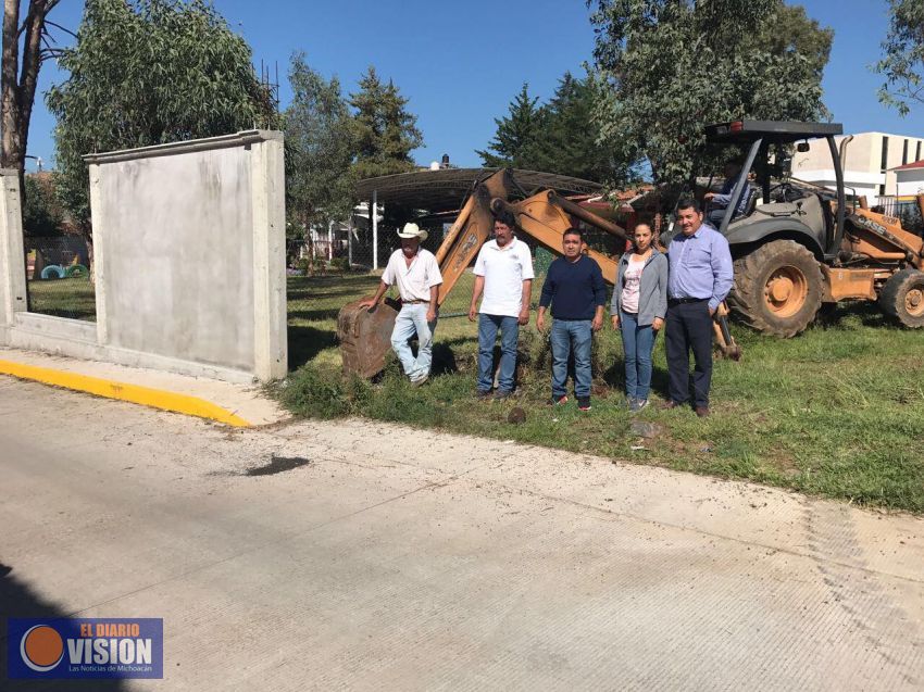 Inician construcción de barda perimetral en el Jardín de Niños en Coeneo
