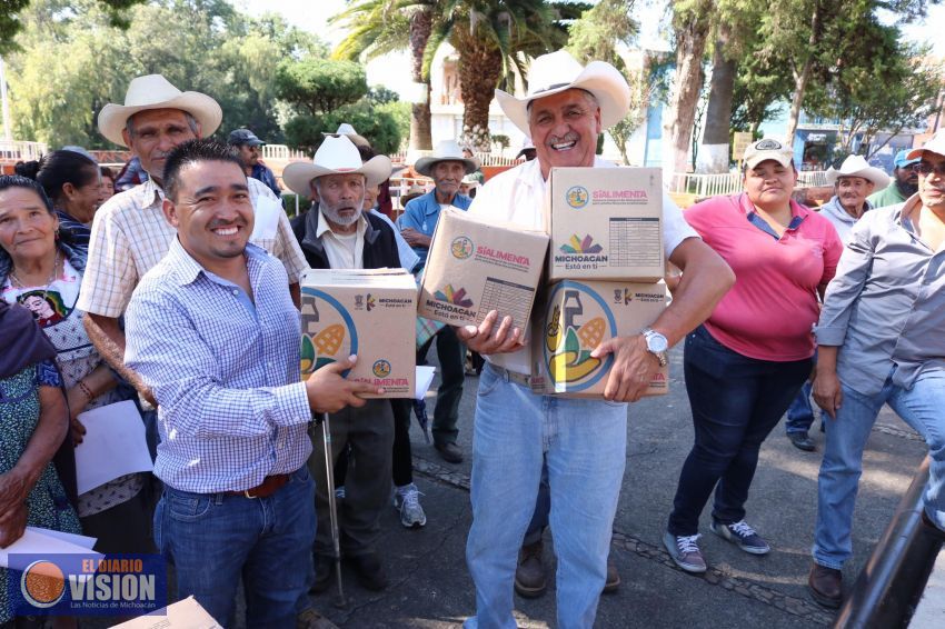 José Luis Vega Torres entrega despensas en Tenencia de Coeneo