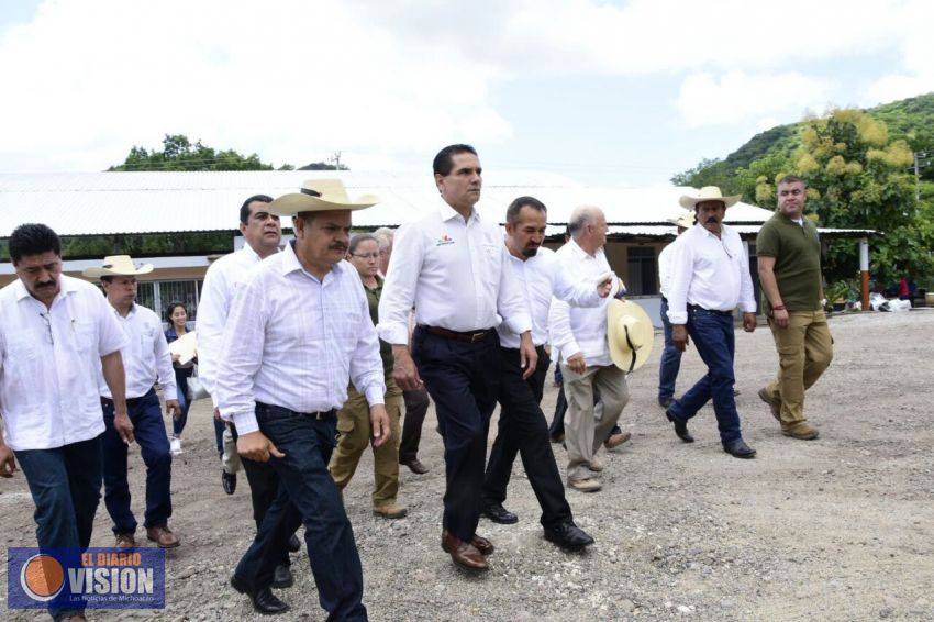 Dignifica Silvano Aureoles planteles escolares de El Zapote en Carácuaro 