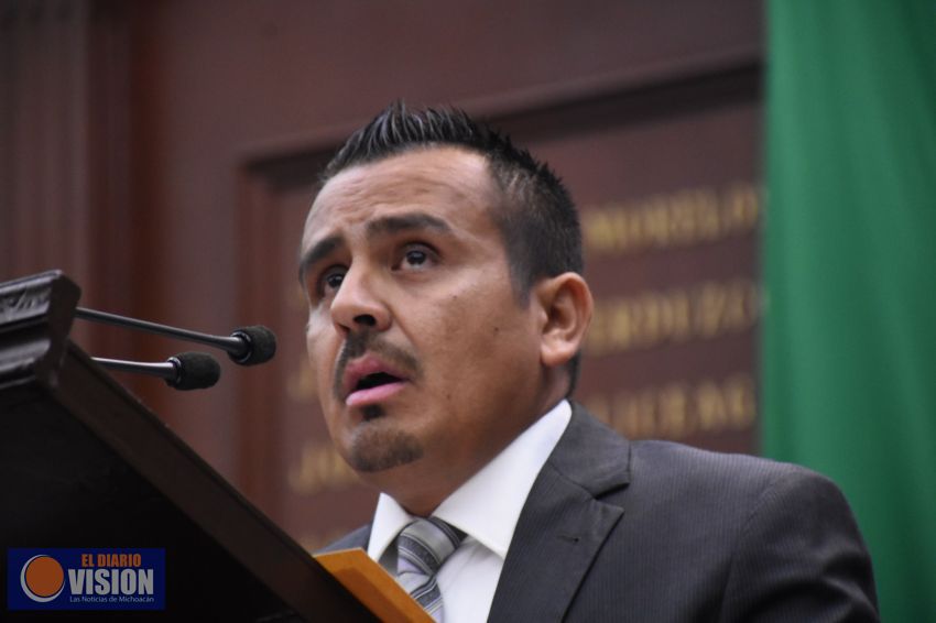 Enrique Zepeda apoya a la educación en Apatzingán