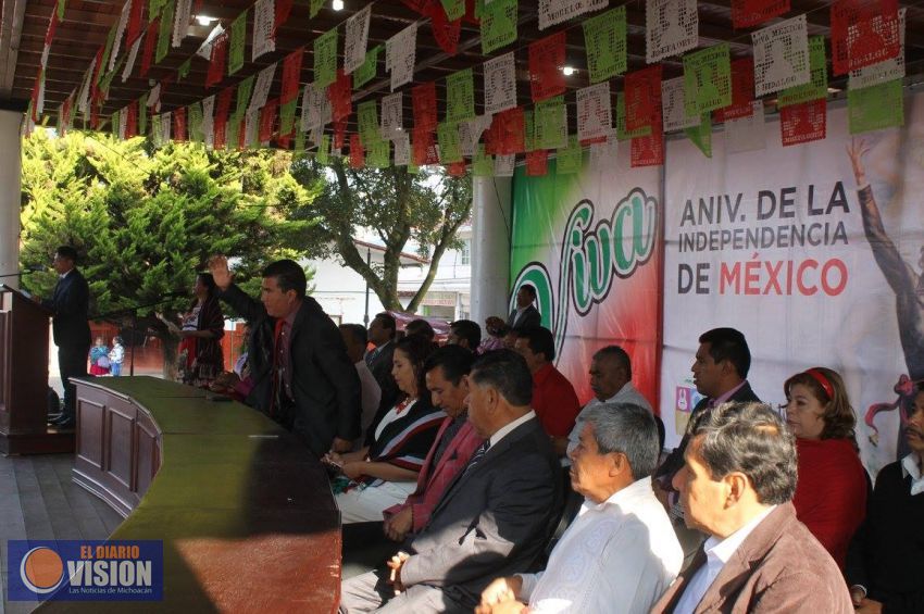 Realizaron en Paracho el tradicional desfile conmemorativo a la Independencia