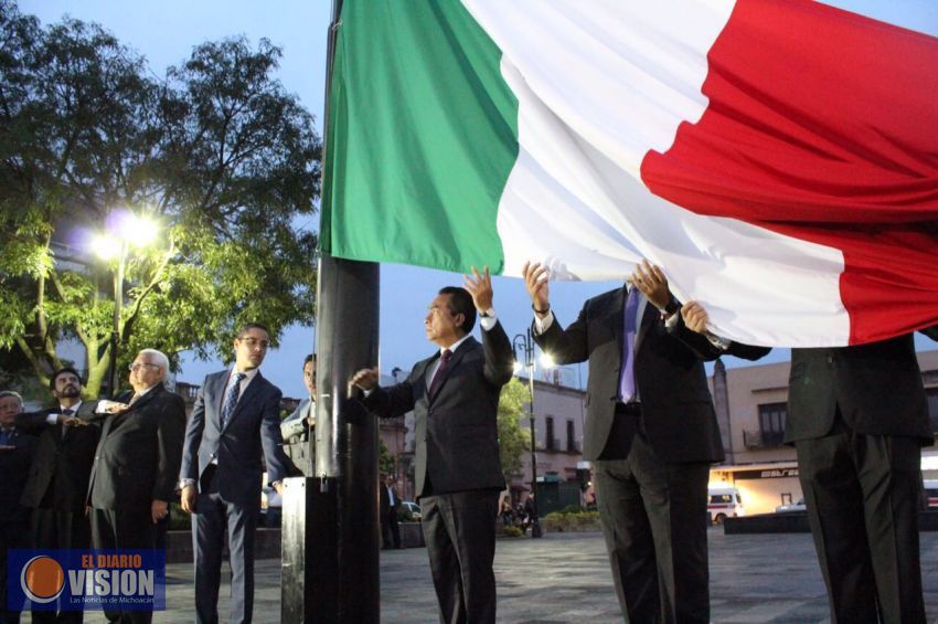 Realiza Segob izamiento de Bandera en conmemoración del sismo de 1985