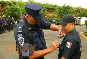 Degradan y destituyen un policía; vejado en público
