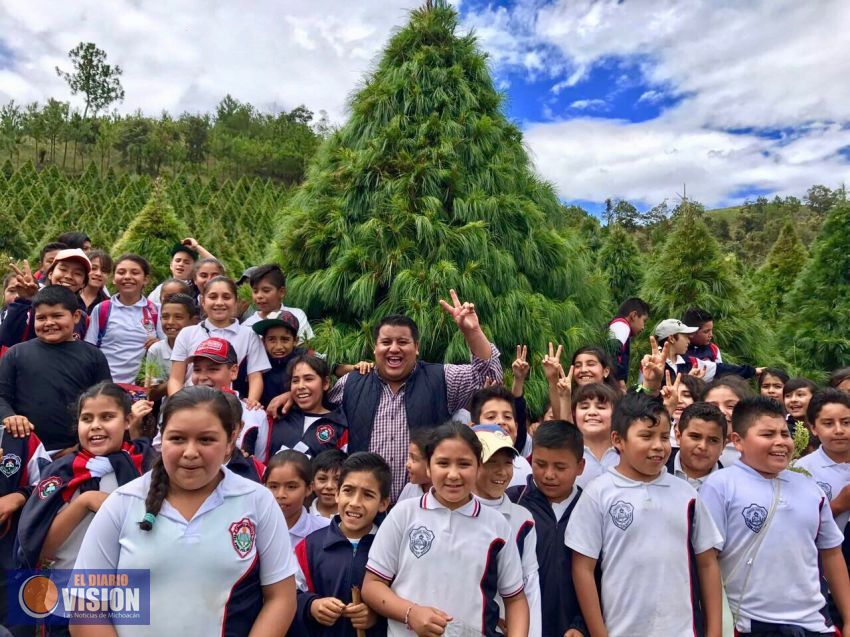 Juan Pablo planta árboles con niños de la Primaria 