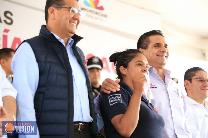 Cumple Gobernador con entrega de viviendas a elementos de Policía Michoacán