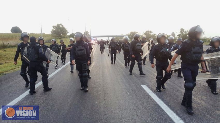 Mediante diálogo, SSP logra liberación de vehículos retenidos por normalistas