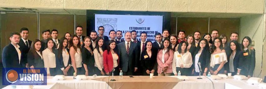 Nicolaitas de la Facultad de Derecho visitan el Congreso de la Unión 