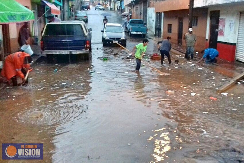 Atiende Protección Civil afectaciones por tromba en Quiroga