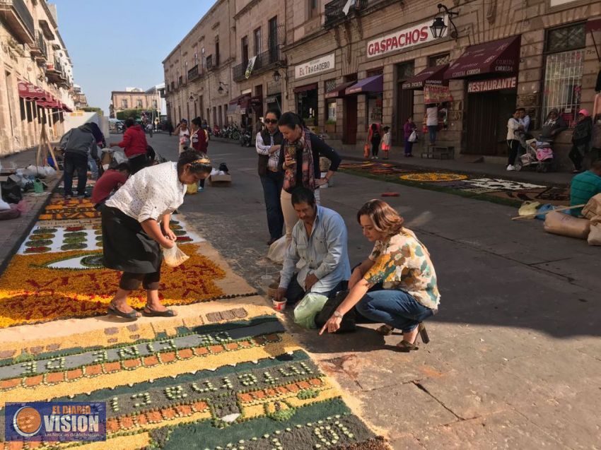 Artesanos de Patamban instalan tapetes florales en la cerrada de San Agustín: Sectur