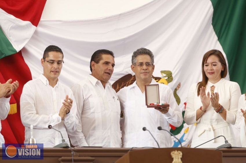 Entrega Gobernador condecoración 