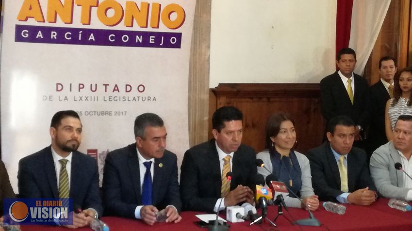 Lamenta Antonio García Conejo el descontrol que ocasionó su toma de protesta en el Congreso 