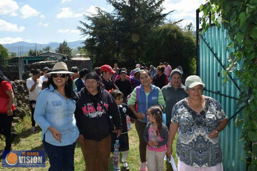 Claudia Lázaro Medina continúa recorriendo comunidades de Morelia 