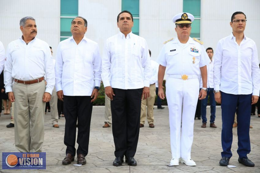 Encabezan Gobernadores de Michoacán y Guerrero izamiento de Bandera Nacional en Apilac
