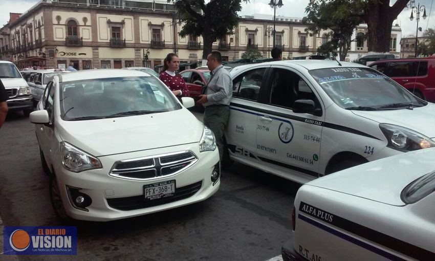 Capturan Unidades de Uber, en pleno Palacio de Gobierno.
