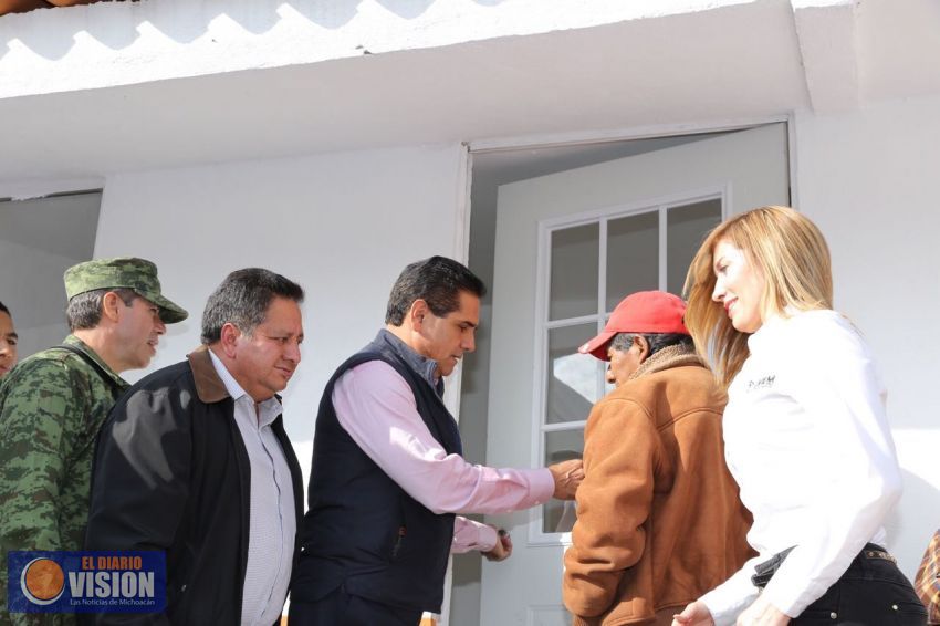Entrega Silvano Aureoles viviendas a damnificados del 2010 en Angangueo 