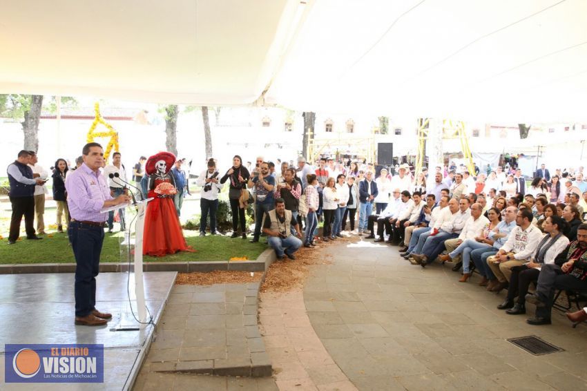 Premia Silvano Aureoles a talentos de la artesanía michoacana en Noche de Muertos