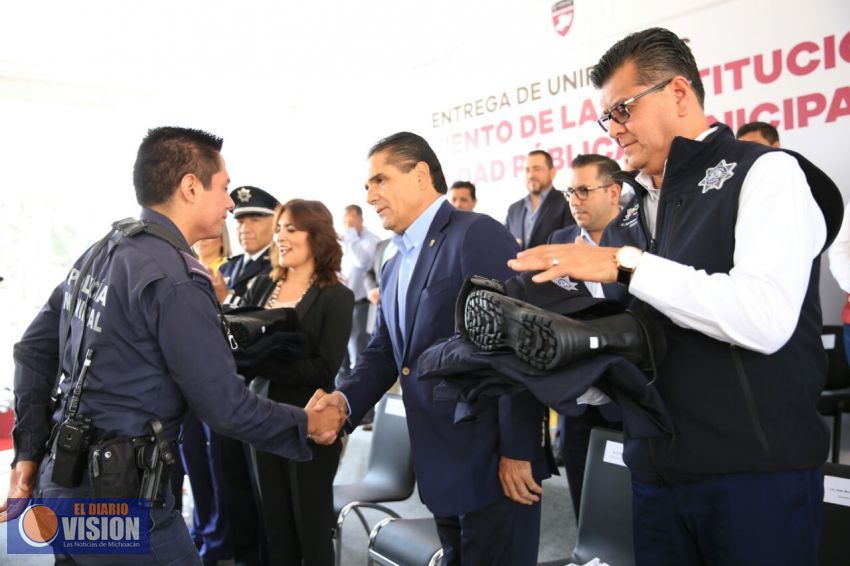 Entrega Silvano Aureoles uniformes a policías de 102 municipios 