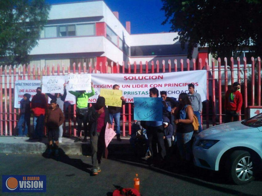 Toman PRI Michoacan, jóvenes piden salida de José Martínez