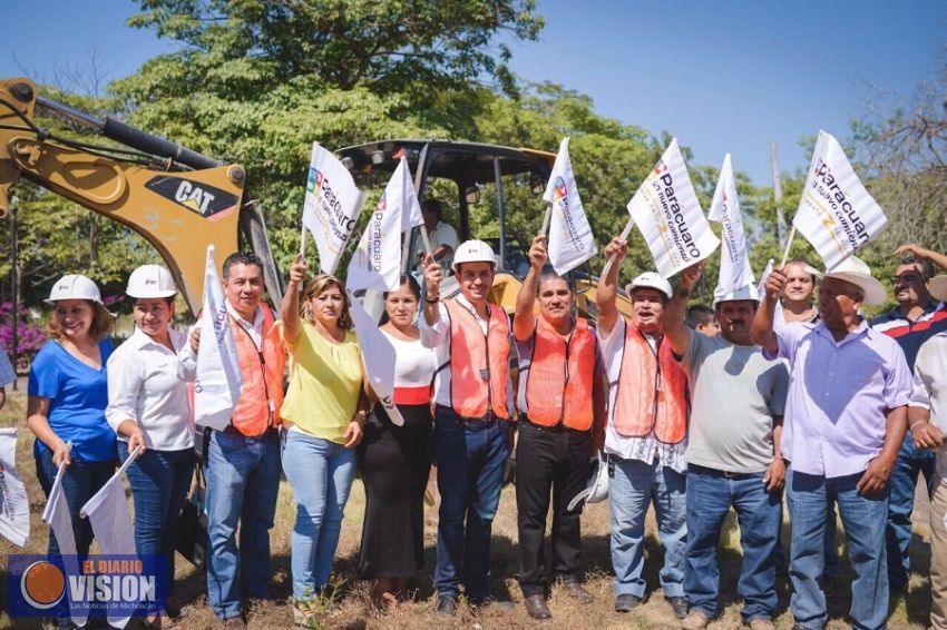 Inauguran construcción de una plaza digna para los habitantes de una comunidad de Parácuaro