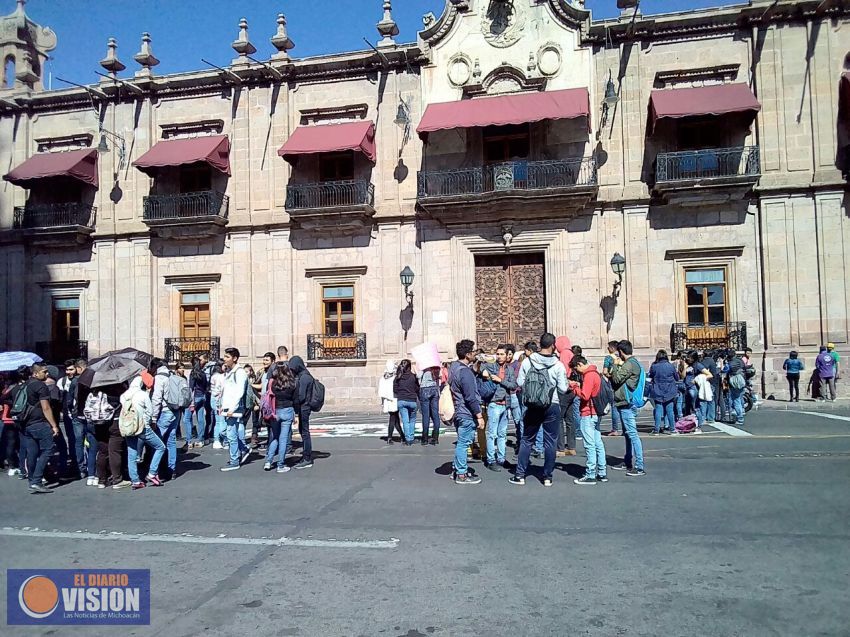 Normalistas Bloquean Avenida Madero en Morelia