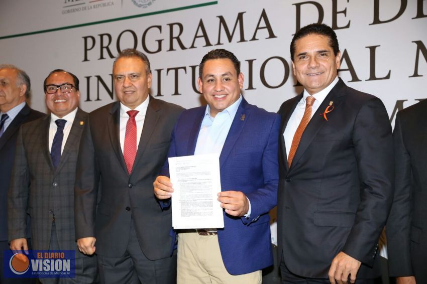 Entregan Gobernador y Federación constancias de validación del convenio Prodimdf a 34 municipios