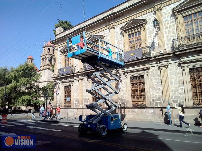 Inicia la colocación de luces decorativas con motivos navideños en el Centro Histórico de Morelia