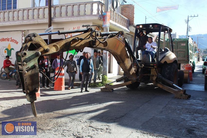 Jesús Mora da banderazo de arranque a la pavimentación de la calle Melchor Ocampo