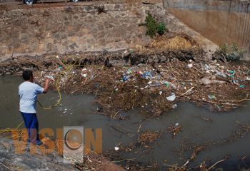 No arrojar basura en vía pública para evitar contingencias: Aseo público