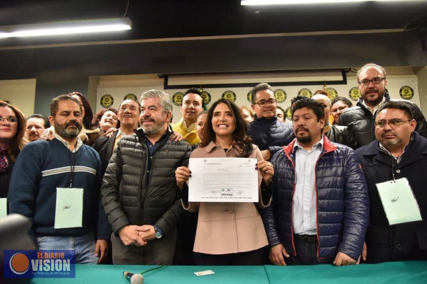 Hasta la victoria, afirma Alejandra Barrales al registrarse como precandidata a Jefatura de CDMX
