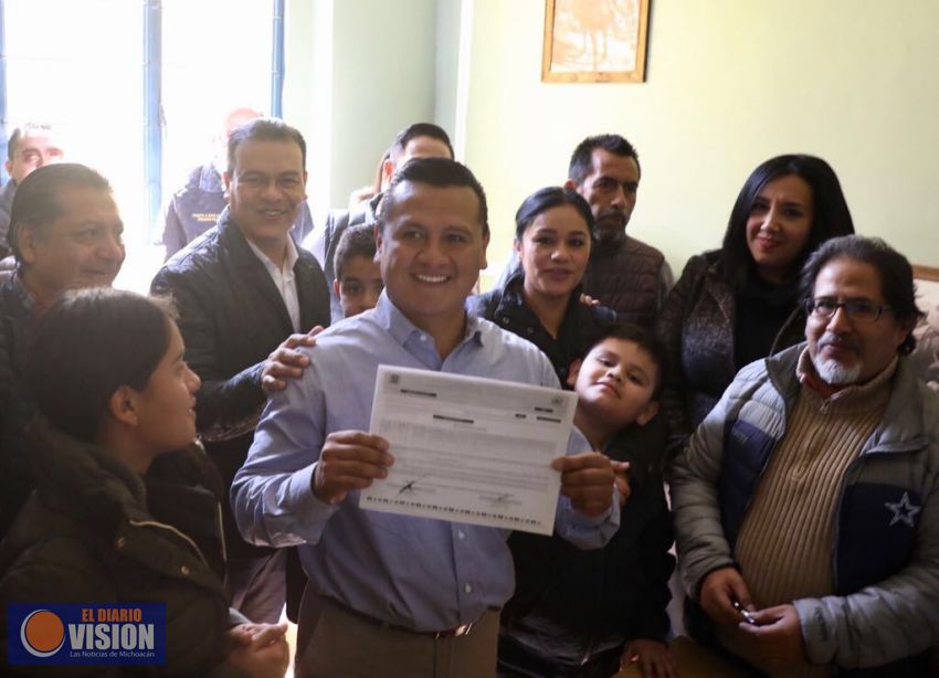 Con respaldo total, Carlos Torres Piña se registra como precandidato al Senado